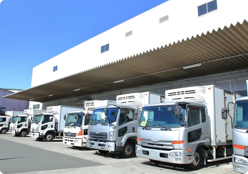 商品を確認する社員