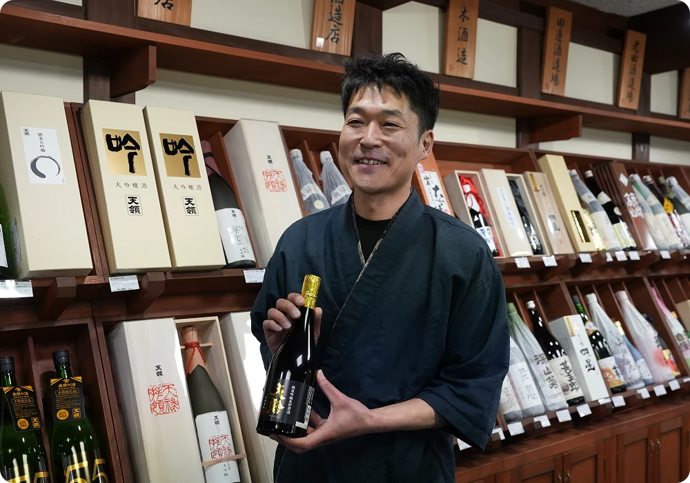 日本酒を持つ男性